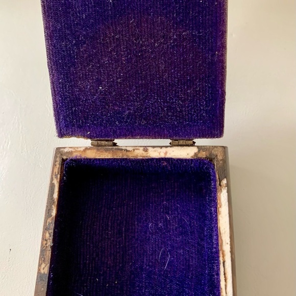 Vintage box made from bone and brass - Picture 10 of 12